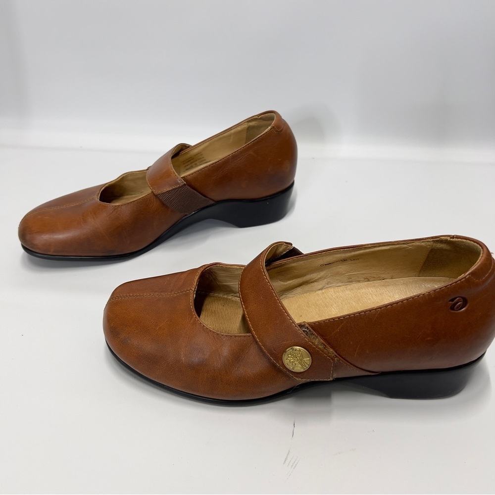 ARAVON women’s Size 7.5 Tan Brown Mary Jane flats